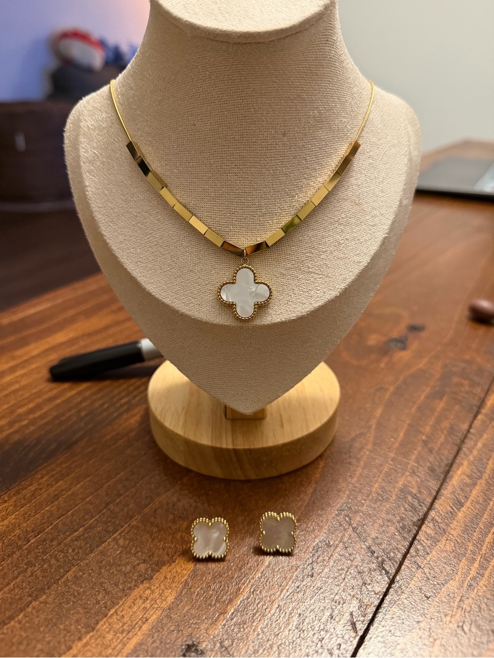 Elegant Reversible Clover Jewelry Set